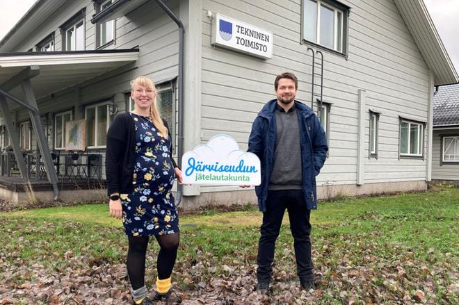 Jätelautakunnan sihteeri Sirma Lampinen ja projektityöntekijä Sami Uusitalo, joka on toiminut hankkeen projektityöntekijänä vuonna 2018. Tänä vuonna hän on jälleen ollut viemässä hanketta jätelautakunnan osalta loppuun. KUVA: JOHANNA SIKKILÄ