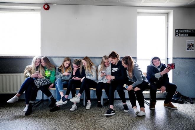 Seinäjoen lyseon yläluokkalaiset toteavat, että viestittely on lähtenyt joillakin nuorilla käsistä. Somessa kannattaisi sanoa vain sellaista, mitä voi sanoa myös kasvotusten. KUVA: JAAKKO ELENIUS