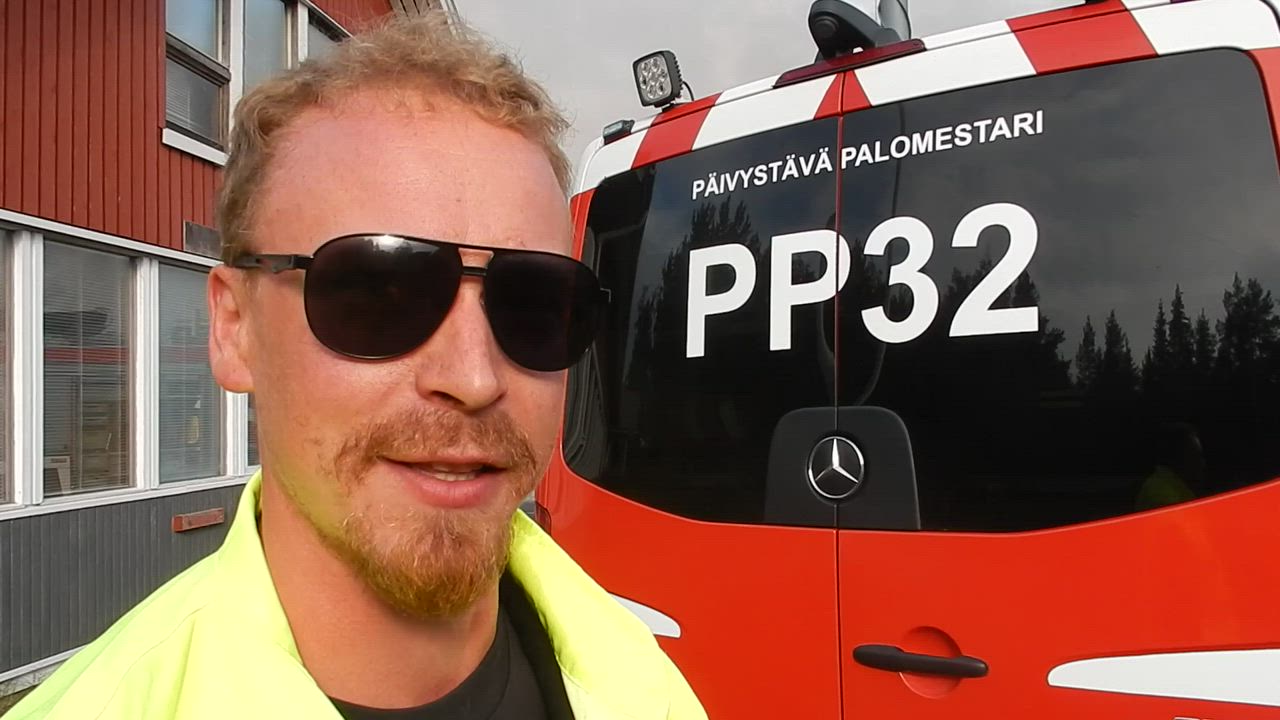 Palopäällikkö Marko Talus Pyhäjoen palopaikalla: "Palosyyn tutkinta alkaa sitten kun kekäleet on sammutettu"