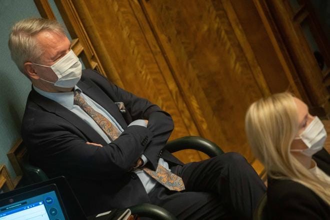 Ulkoministeri Pekka Haavisto ei myöntänyt rikkoneensa lakia, kun eduskunta käsitteli hänen toimiaan konsulipäällikkö Pasi Tuomisen virkajärjestelyissä. Haavisto ei saanut syytettä, koska ministerivastuun tavanomaista korkeampi syytekynnys ei ylittynyt. KUVA: Mauri Ratilainen / arkisto