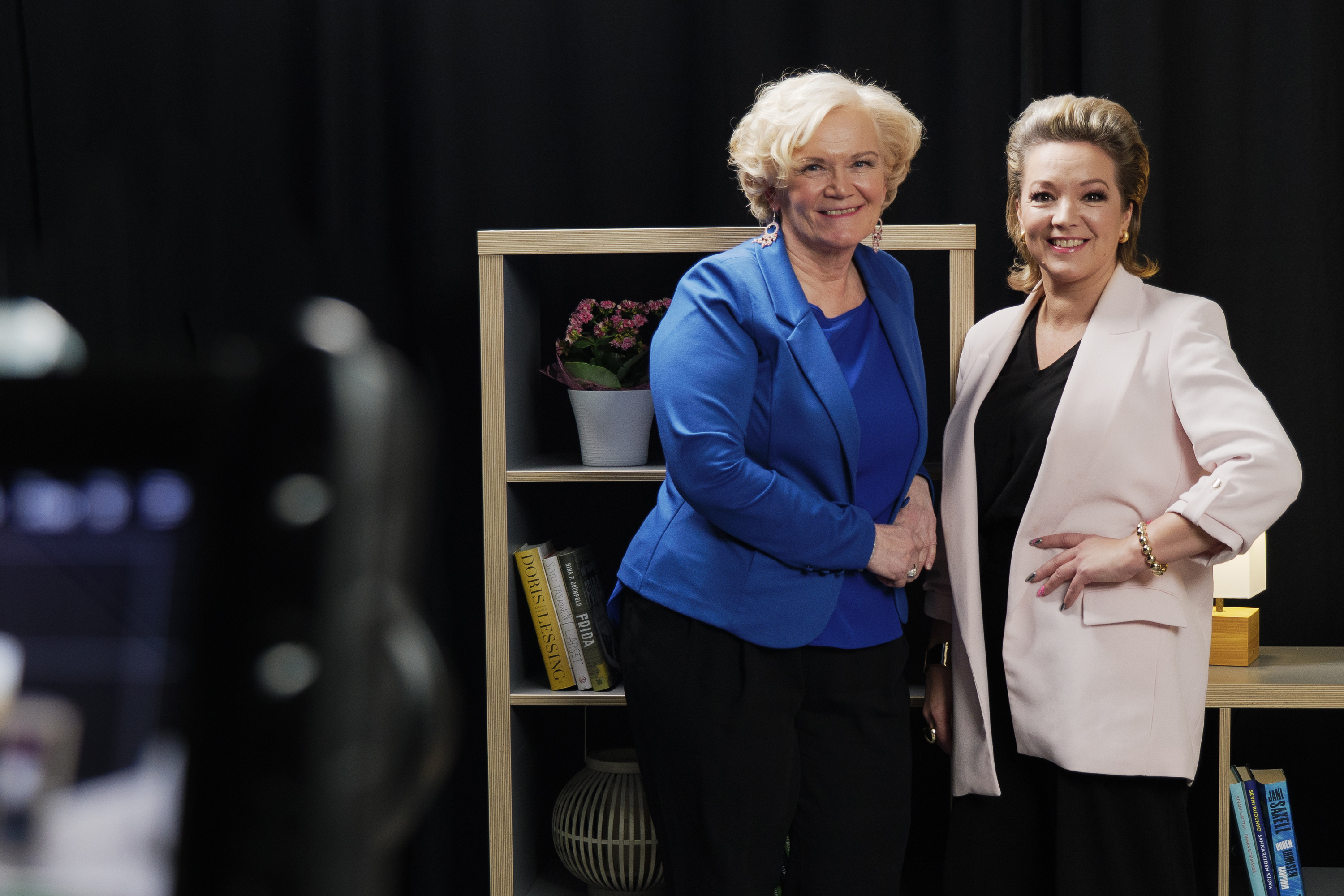 ”Olen oppinut, että huolet eivät katoa murehtimalla”– Annika Eklund rakastaa esiintymistä, vaikka paniikkikohtaus voi iskeä varoittamatta