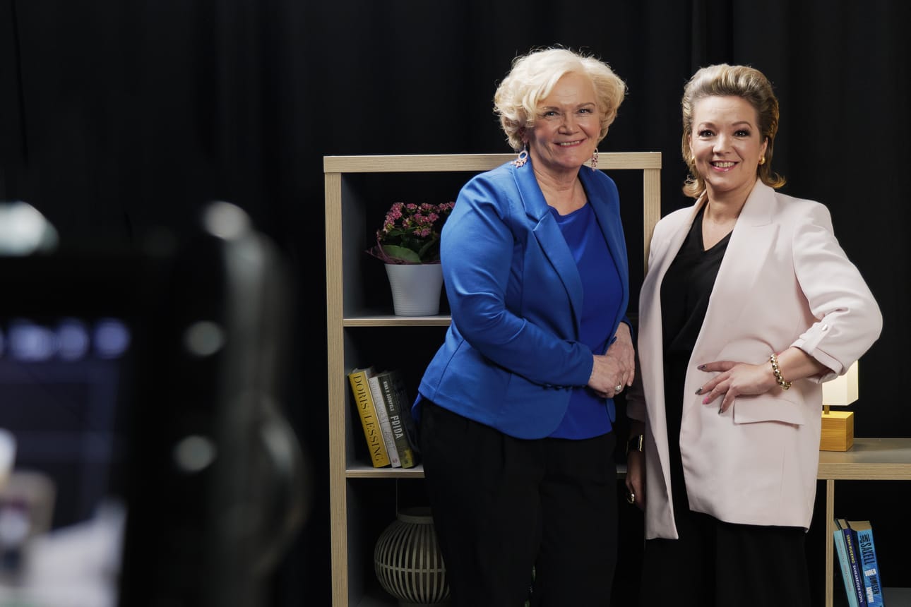 Anne Flinkkilä ja Annika Eklund keskustelevat Paussi-ohjelmassa laulajan elämänvaiheista.