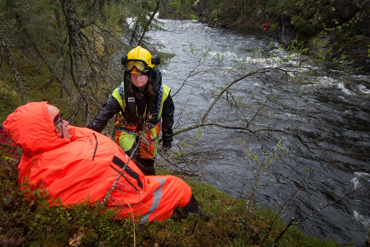 Aallokkojoella järjestetyssä koskipelastusharjoituksessa harjoiteltiin onnettomuustilanteessa toimimista. Mukana harjoituksessa oli kuusamolaisia koskenlaskuyrityksiä, Oulu-Koillismaan pelastuslaitos sekä rajavartiolaitos.