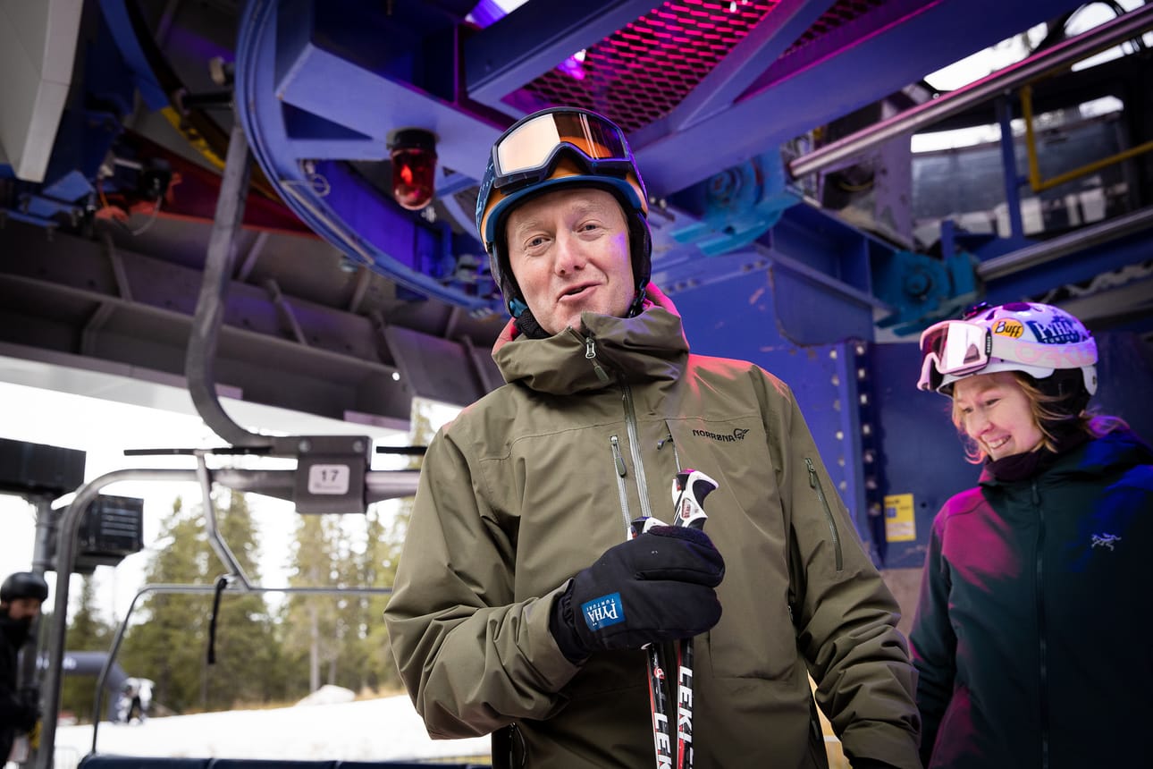 Rukakeskus Oy:n ensi vuonna väistyvä toimitusjohtaja Ville Aho on tässä menossa SaaruaExpress-tuolihissiin yhdessä markkinointijohtaja Milja Fromholtzin kanssa Rukan laskukauden avauspäivänä 7. lokakuuta 2022.