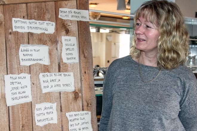 Hirvelä on koonnut majapaikan seinälle pohjalaisia sananlaskuja. Yhdessä lukee, ”kyllä mailma opettaa, jonsei muuta niin hiliaa kävelemähän”.