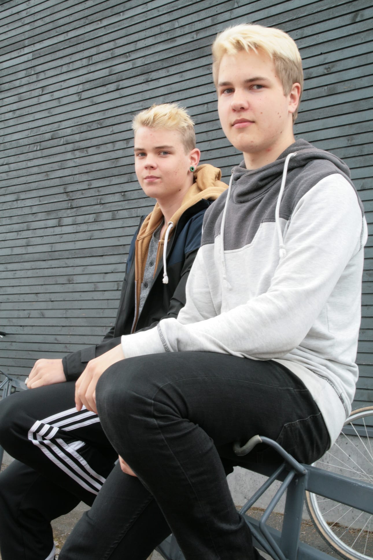 Lumijoen peruskoulun päättäneet Lenny Siivikko ja Santeri Laurila saivat Rantalakeus-lehden stipendin yhteiskunnallisten asioiden seuraamisesta. –¿Stipendille ei ole ihmeempiä käyttökohteita. Menee, mihin sattuu menemään, Lenny Siivikko toteaa. Santeri Laurilalla on kuitenkin vähän tarkempi käyttökohde mielessään: – Bensarahoiksi se varmaankin menee.