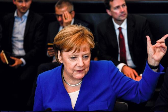 Saksan liittokansleri Angela Merkel haki maanantai-iltana yhteisymmärrystä Saksan toimiin turvapaikkapolitiikassa. KUVA: FILIP SINGER/EPA