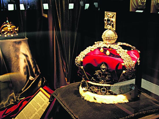 Jalokivigalleriasta löytyy myös siniveristä hohtoa muun muassa Suomen kuninkaan (taustalla) ja Englannin kuningattaren kruunujen muodossa.