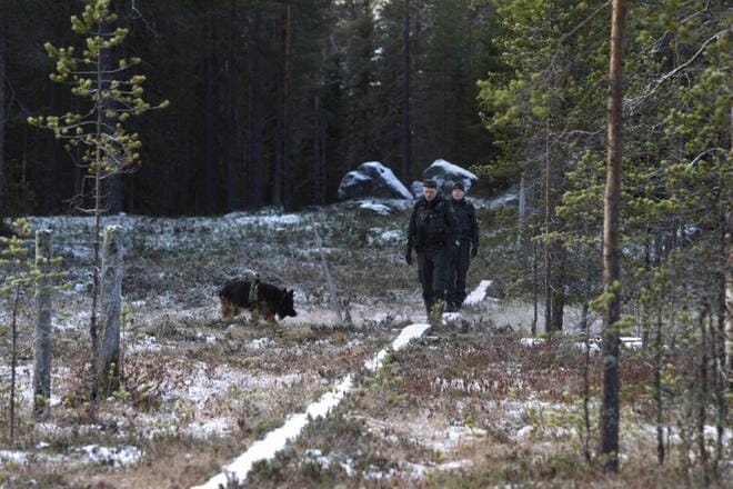 Kainuussa ei ole palkattu kymmeneen vuoteen lainkaan uusia rajavartijoita. Kuvassa valtakunnanrajalla Kuhmossa koiranohjaaja, vanhempi rajavartija Hannu Heiskanen ja Kuhmon rajavartioaseman päällikkö, kapteeni Jouko Kinnunen sekä rajakoira Rommi. KUVA: Juha Neuvonen