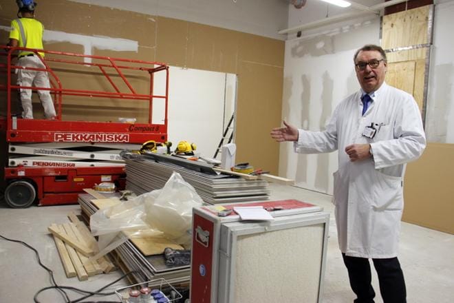 Professori, ylilääkäri Antti Jekunen onkologian klinikalta esittelee PET–CT-laitetta varten remontoitavaa tilaa, jonne kallis kuvantamislaite tulee. Syövän varhaista havaitsemista helpottava laite otetaan käyttöön tammikuussa 2019. Henkilöstöä on koulutettu sen käyttöön. KUVAT: JOHANNA JURKKA
