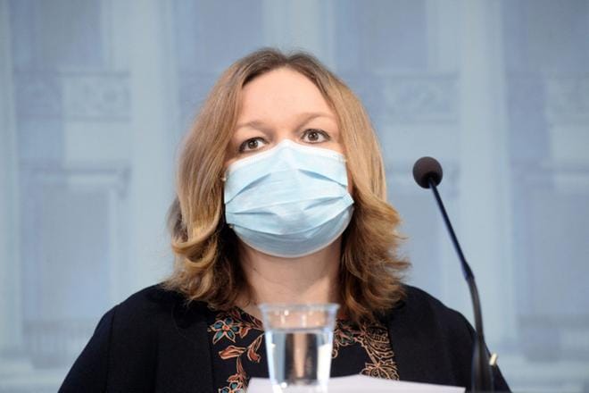 Perhe- ja peruspalveluministeri Krista Kiuru (sd.) kertoi torstaina sote-ministeriryhmän esittäneen hallitukselle, että ravintolat voisivat tarjoilla alkoholia kello 17:n jälkeen vain koronapassin kanssa. LEHTIKUVA / MIKKO STIG