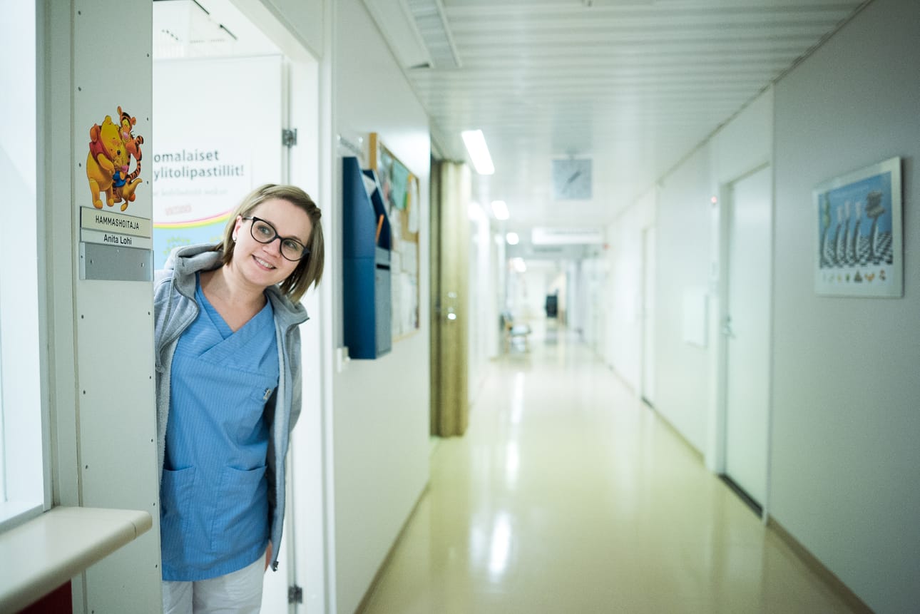 Hammashoitaja Jenna Kujalan kutsuun ei aina kuulu vastausta. Varsinkin koululainen unohtaa ajan hammashoitolaan helposti, jos muistamisesta ei huolehdita kotona.