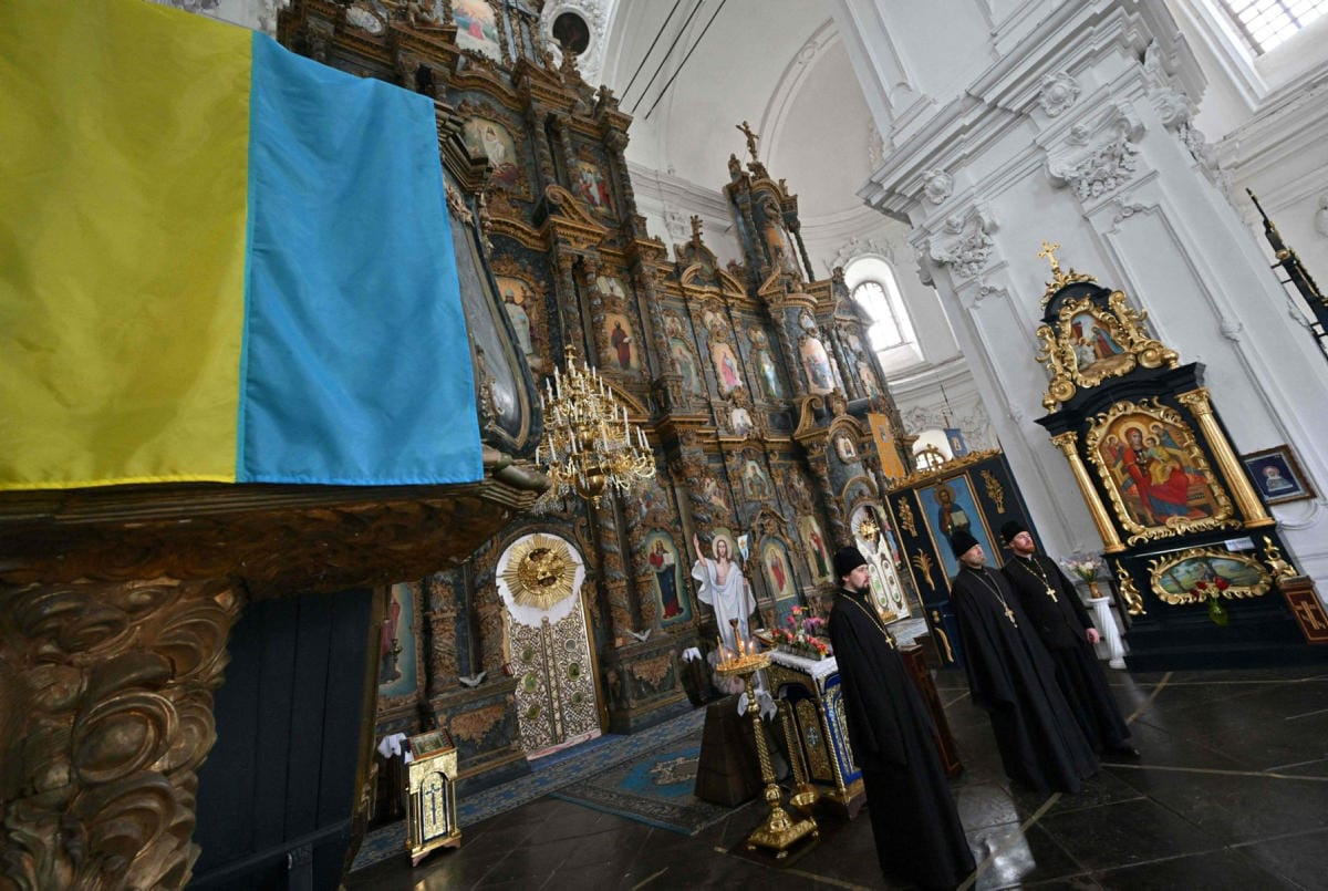 Ukrainan ortodoksinen kirkko katkaisee suhteensa emokirkkoonsa Venäjän ortodoksiseen kirkkoon Venäjän hyökkäyksen vuoksi. LEHTIKUVA/AFP