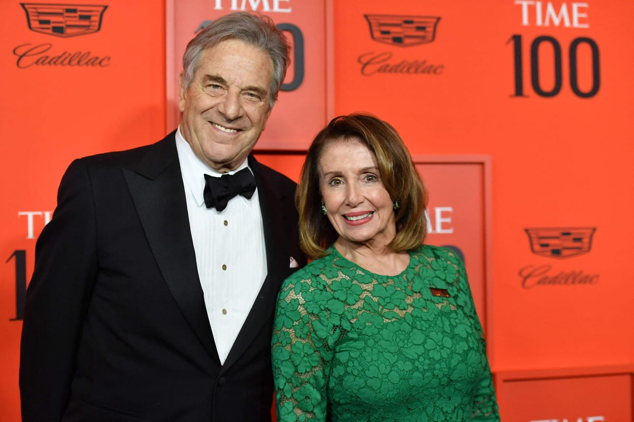 Tunkeutujan uhriksi joutunut Paul Pelosi päätyi leikkaukseen, jonka kerrotaan olleen onnistunut. Tunkeutujan oikeasti etsimä edustajainhuoneen puhemies Nancy Pelosi oli hyökkäyksen aikaan Washingtonissa. LEHTIKUVA/AFP