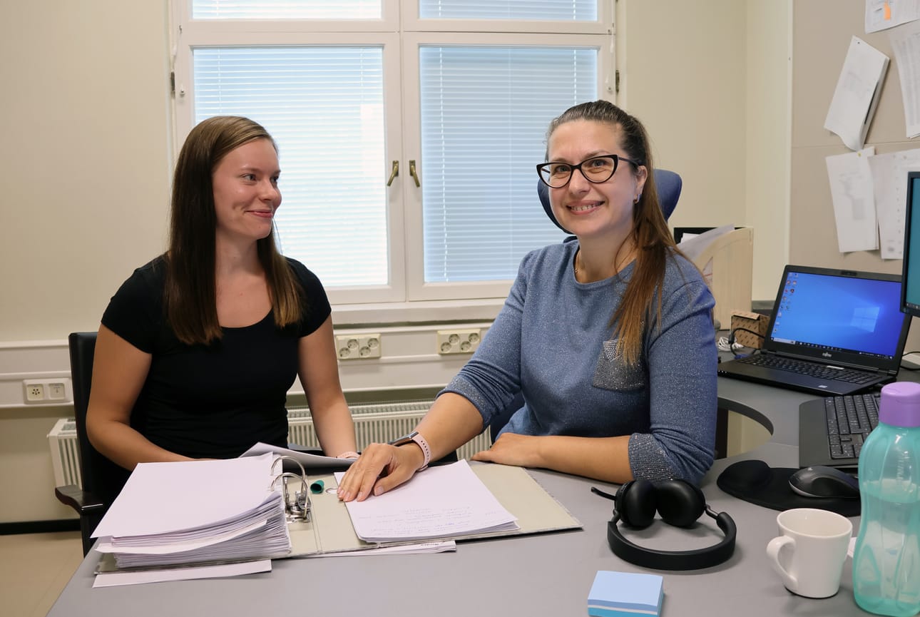 Sedu on aloittanut vain maahanmuuttajille suunnatun, tutkintoon valmistavan koulutuksen Kauhavalla. Työvoimakoulutukseen osallistuu esimerkiksi ukrainalainen Olga Sergienko (oik.). Hän on työharjoittelussa Finanssila Oy:ssä. Siellä häntä ohjasi torstaina taloushallinnon asiantuntija Taina Pesola.