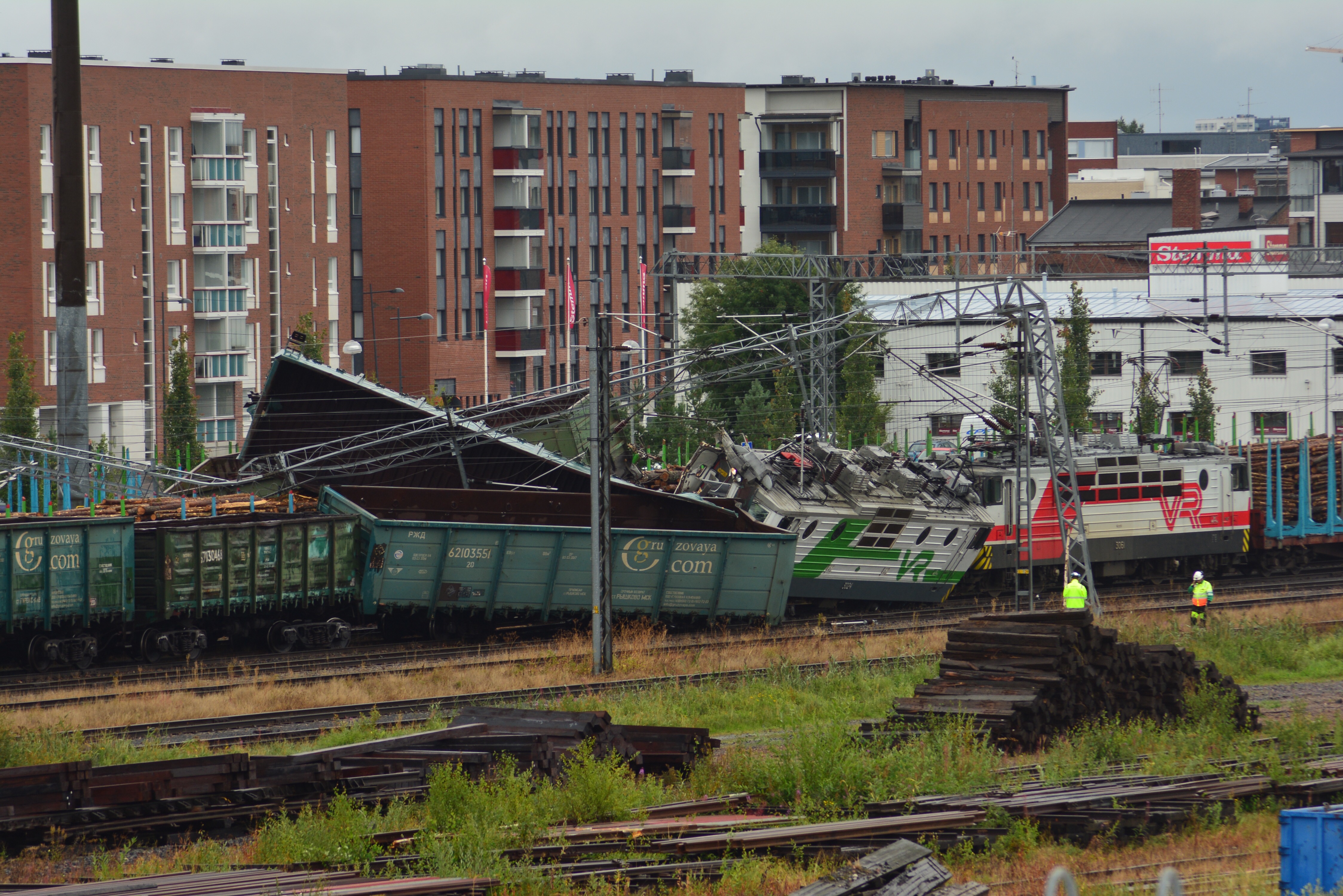 Kemistä tullut juna törmäsi ratapihalla tyhjillään seisseisiin malmivaunuihin.