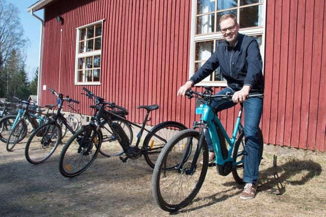 Kurikkalainen Pasi Pohjois-Koivisto hyppäsi sähköpyörän satulaan elämänsä ensimmäisen kerran Ähtärin Urheilutalolla lauantaina. KUVAT: KAROLIINA SYRJÄ