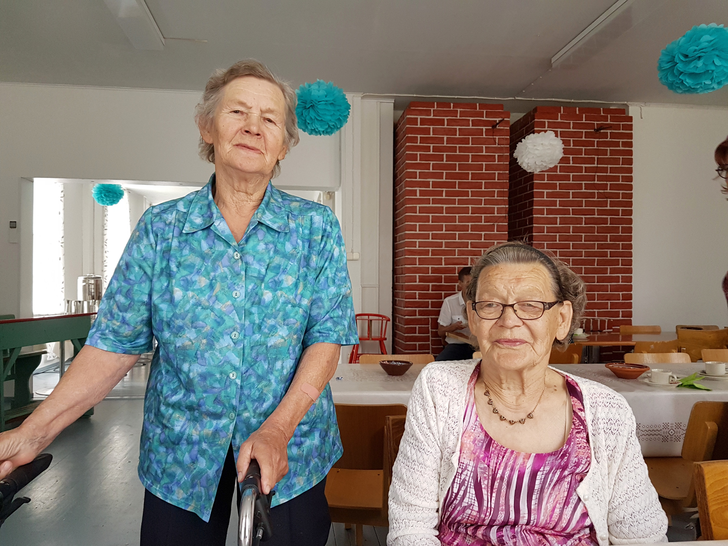 Pellonpään Tyyne (Lantto) ja Matintalon Laina (Honkanen).toivat tilaisuuteen vanhempaa tarinaa menneiltä vuosilta.