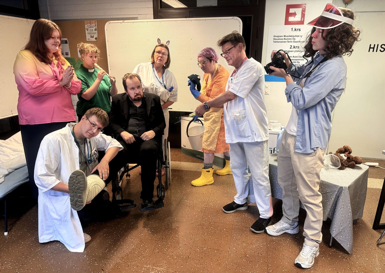 Tämä porukka nostaa suupielet hymyyn lavalle päästessään. Kuvassa olevat ovat oikeilta nimiltään Fanny Vähämaa (vas.), Sara Sarvela, Oskari Loppi, Jukka Kääntä, Maiju Lybeck, Katja Harju, Hannu Mäkelä ja Aake Tikka.