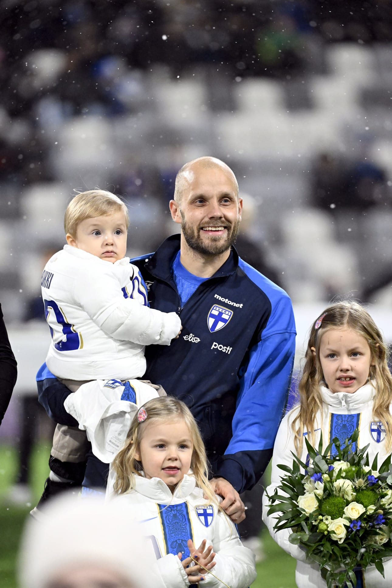 Teemu Pukki juhlisti erityistä iltaa myös lastensa kanssa.