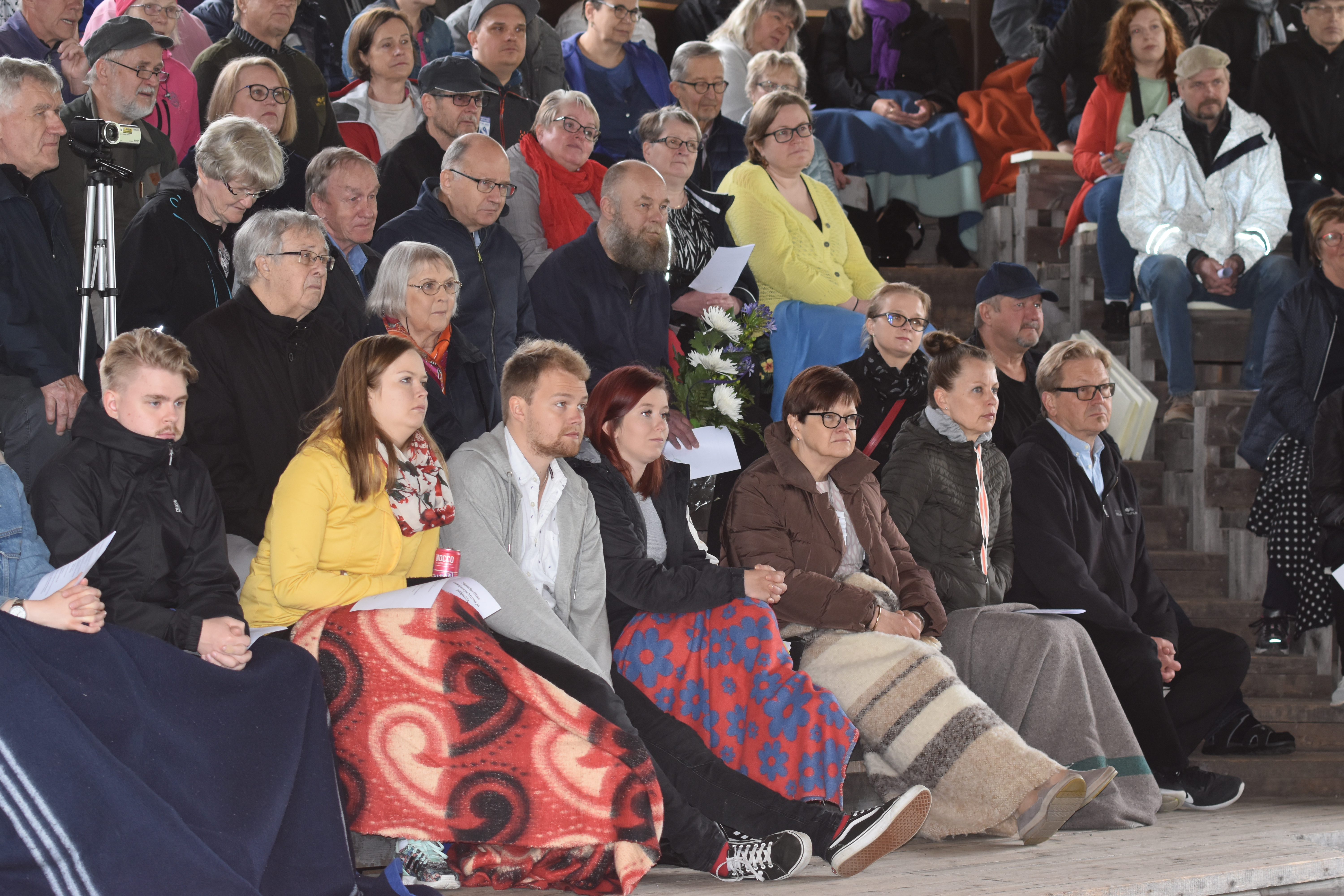 <p>Kalle Päätalon omaiset istuivat kunniapaikalla. Tytär Riitta Päätalo kertoi puheenvuorossaan suvun nykyvaiheista. </p>