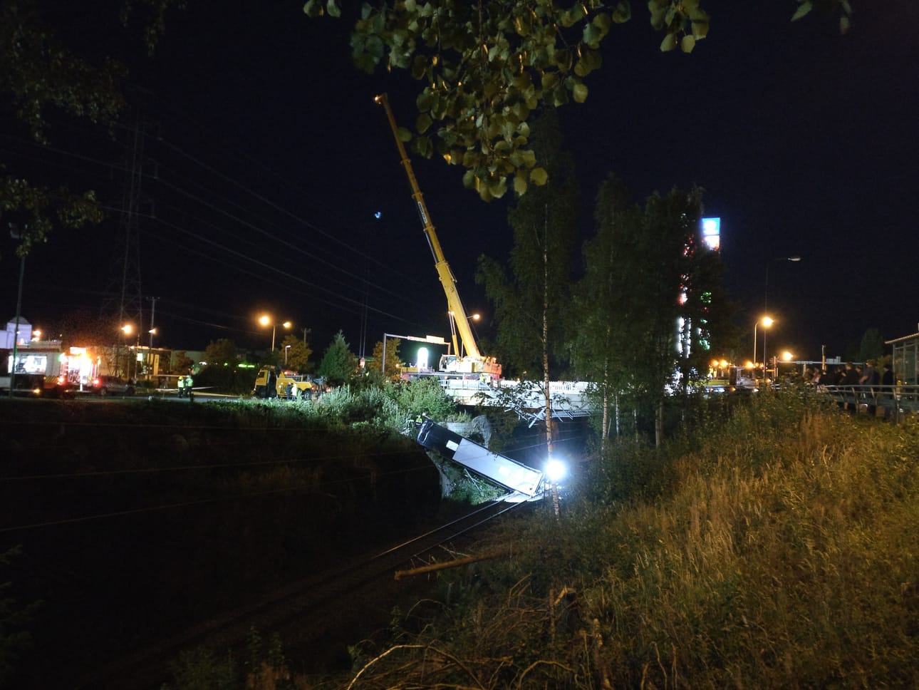 Linja-autoa alettiin nostaa pois junaradalta perjantai-iltana. Aamuun mennessä sen pitäisi olla nostettu.