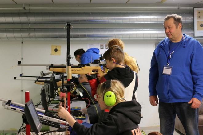 Isonkyrön Ampuma- ja Metsästysseuran Tuuli ja Jesse Riihimäen ammunta sujui Kauhavan Ampujien kilpailunjohtajan Markku Passin valvonnassa.