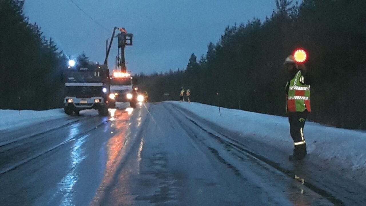 Ylikiiminki Rekikylässä kello 8.40 oli valopylvään kaato-operaatio.