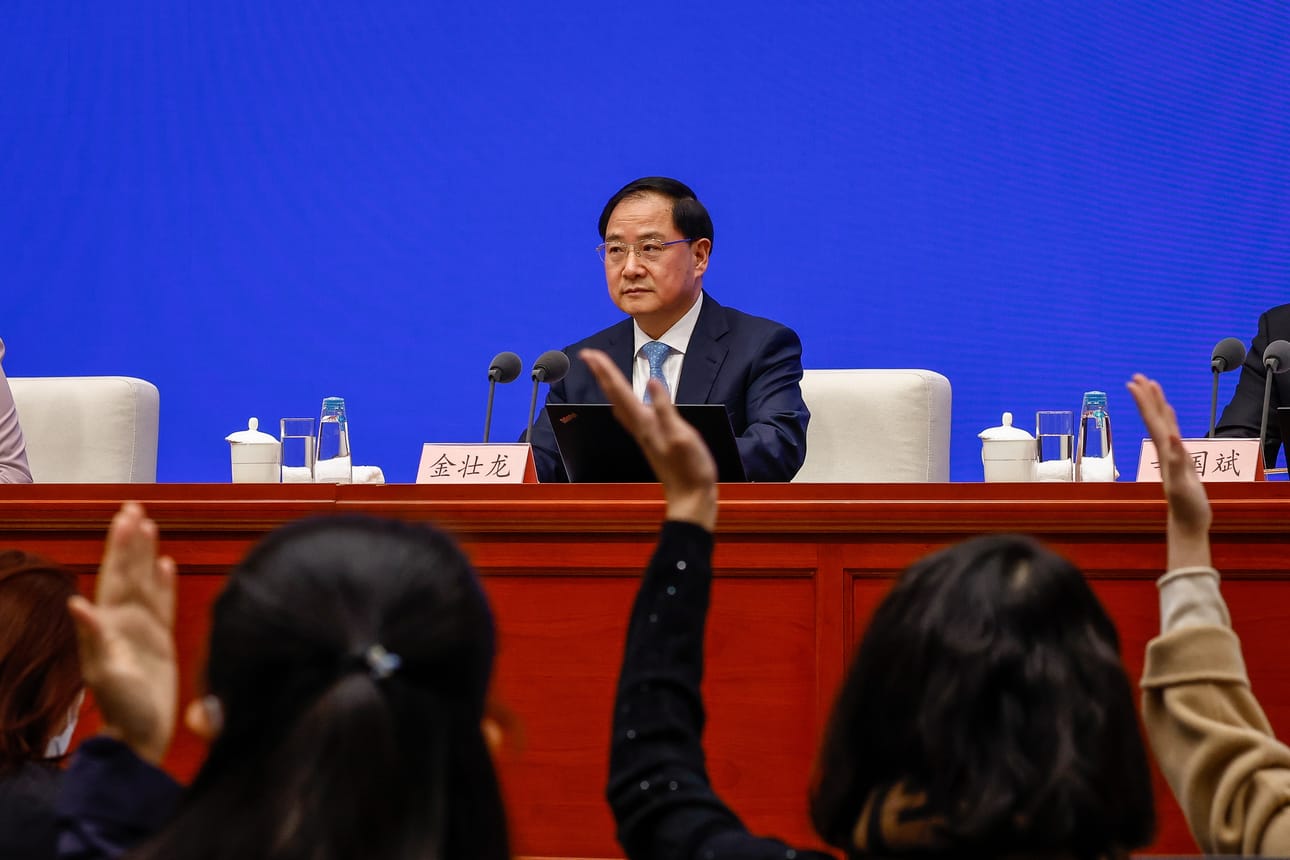 Kiinan teollisuus- ja teknologiaministeri Jin Zhuanglong tiedotustilaisuudessa Pekingissä 1. maaliskuuta. Kiina muun muassa ilmoitti tehostavansa tulevaisuuden teknologian kehitystä, kuten 6G:tä, robotiikkaa ja kvanttiteknologiaa.