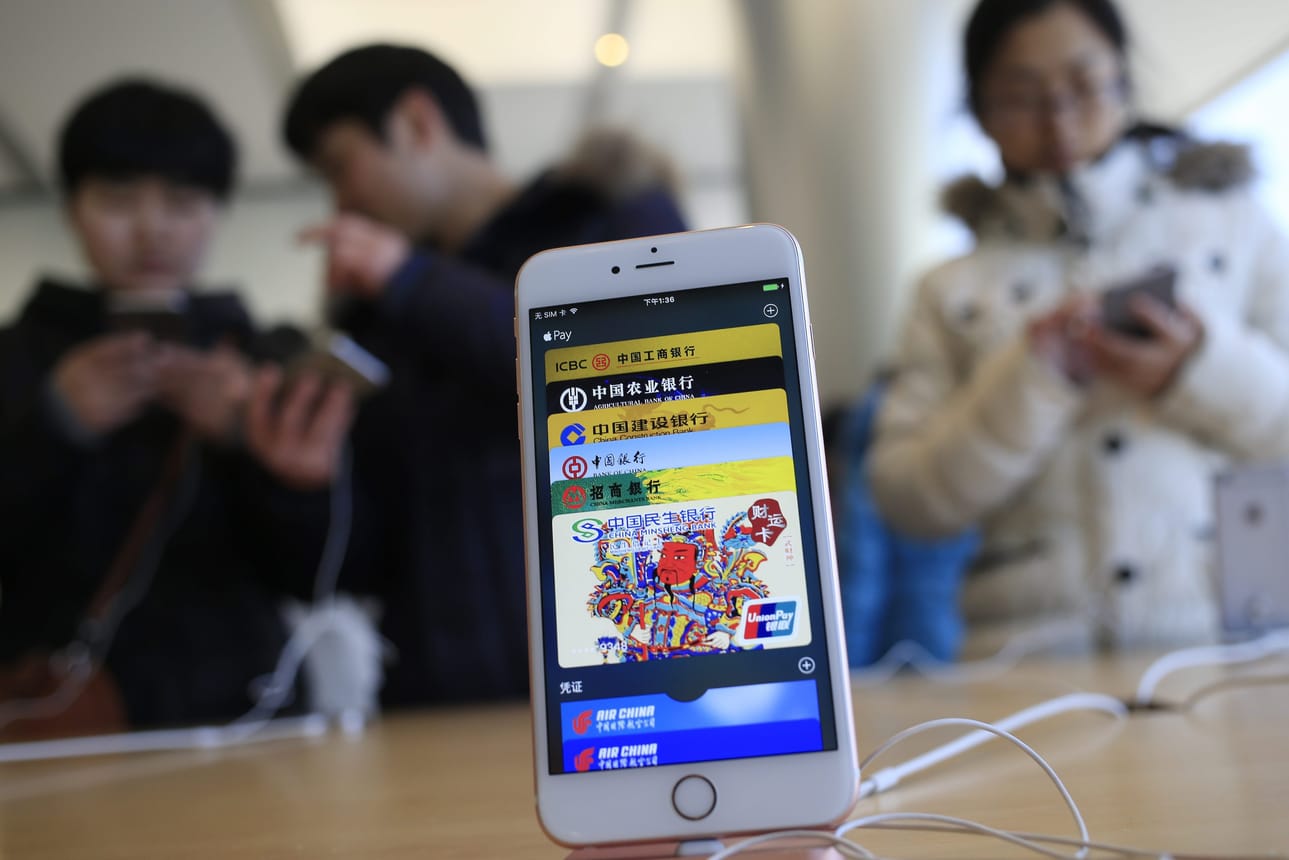 Poliisin mukaan iPhone-väärennöksiä kaupitellaan selvästi tavallista hintaa edullisemmin.