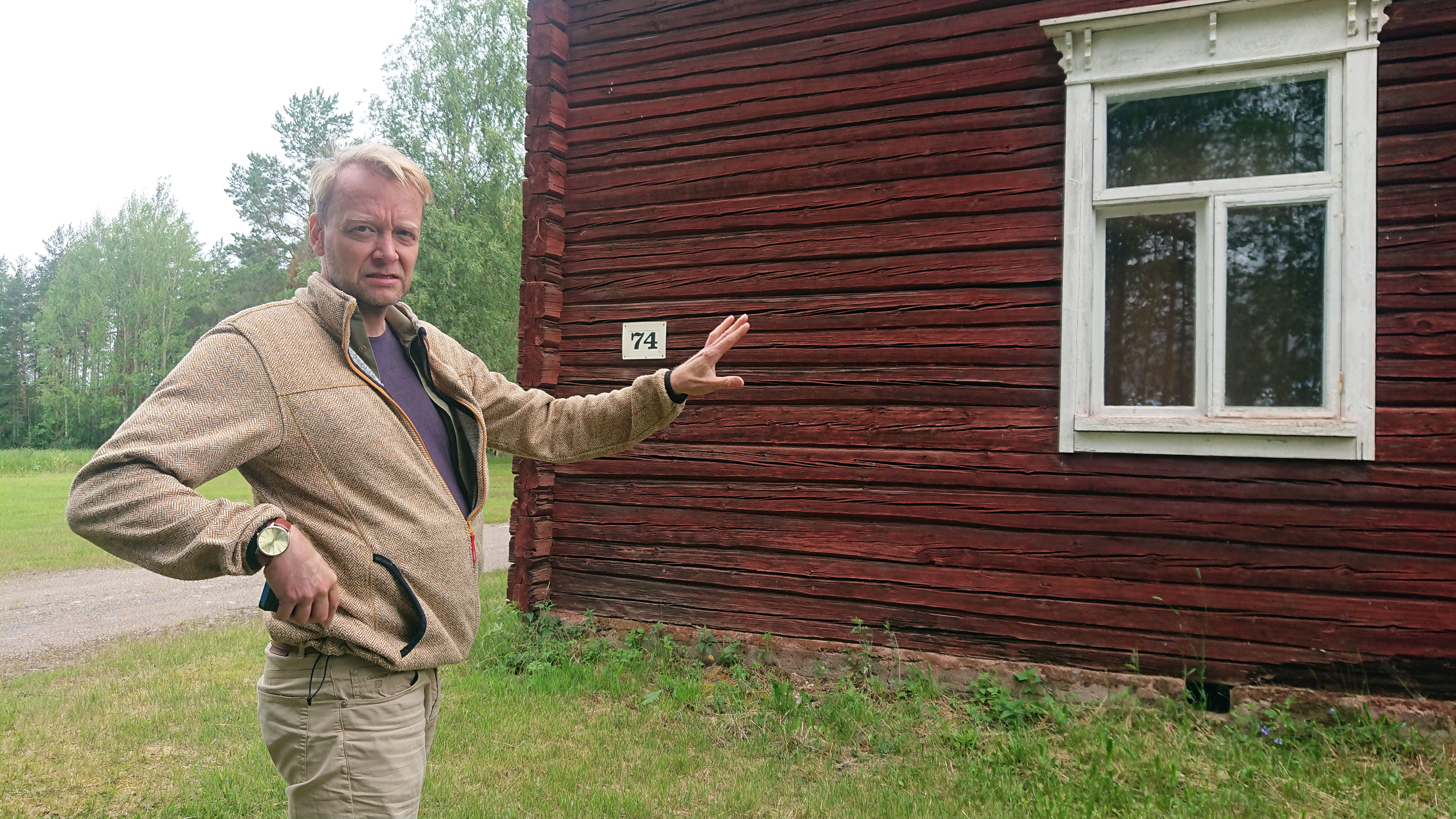 <p> Piippolan nuorisoseuran hirsiseinää tarkastellut Lasse Majuri pohti, olisiko talon alimpia hirsiä syytä kengittää lähitulevaisuudessa.  </p>