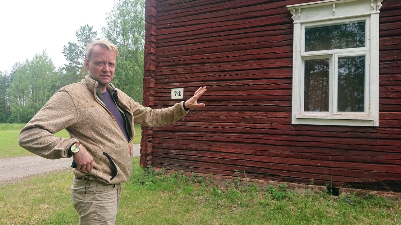 Piippolan nuorisoseuran hirsiseinää tarkastellut Lasse Majuri pohti, olisiko talon alimpia hirsiä syytä kengittää lähitulevaisuudessa.