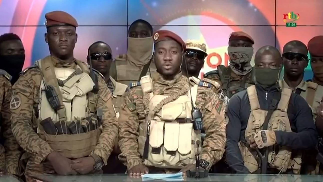 Perjantaina illalla joukko maastopukuisia sotilaita ilmoitti televisiossa, että sotilasjuntan johtaja Damiba on syrjäytetty. LEHTIKUVA/AFP / Radiodiffusion Television du Burkina