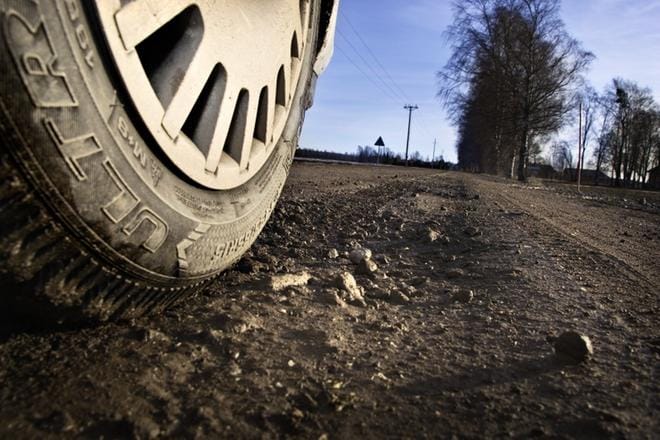 Verkkokyselyymme vastanneista autoilijoista yli puolet vaihtaa talvirenkaat itse. KUVA: MISKA PUUMALA
