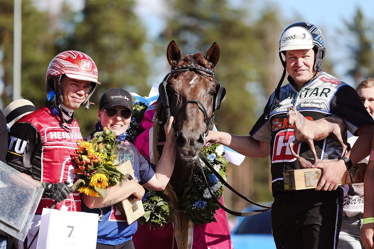 Antti Ojanperä (oik.) ja Jutta Ihalainen ovat valmentaneet ja hoitaneet Evartista huippuravurin. Luottoajajana on toiminut Santtu Raitala (vas.).