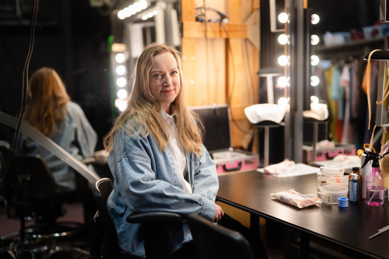 Milla Kangas sanoo olleensa lapsena ujo ja koulun esityksissä "se kolmas puu vasemmalta." Palo näyttelijän työhön syttyi myöhemmin.