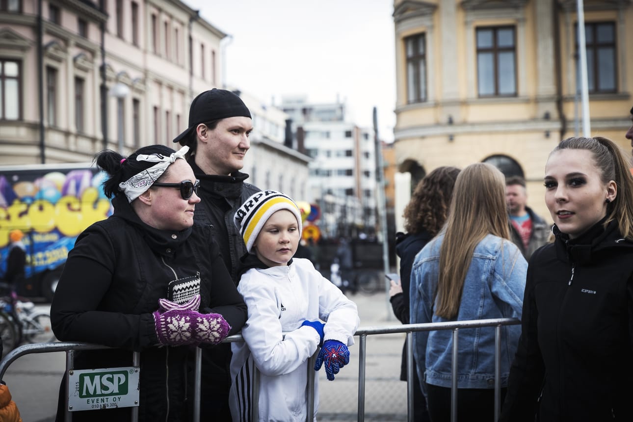 Anna Oksanen (vas.), Petri Riihimäki ja Jare Riihimäki odottelivat mestaruusjoukkueiden pelaajia Oulun torilla.