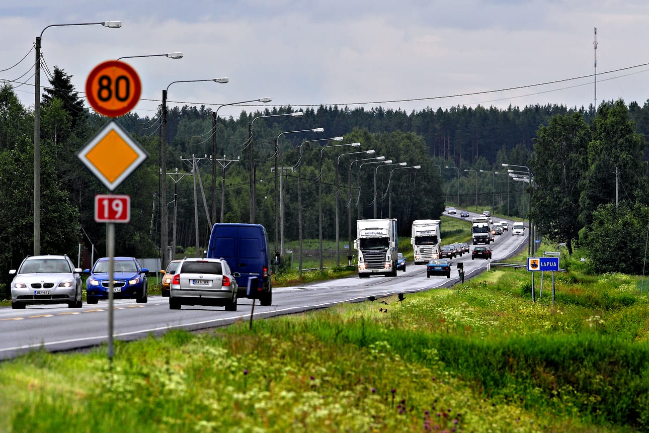 17‑vuotiaiden ajamista on rajoitettu 29. toukokuuta lähtien: henkilöautoa ei saa ajaa öisin kello 00–05 ennen täysi‑ikäisyyttä.