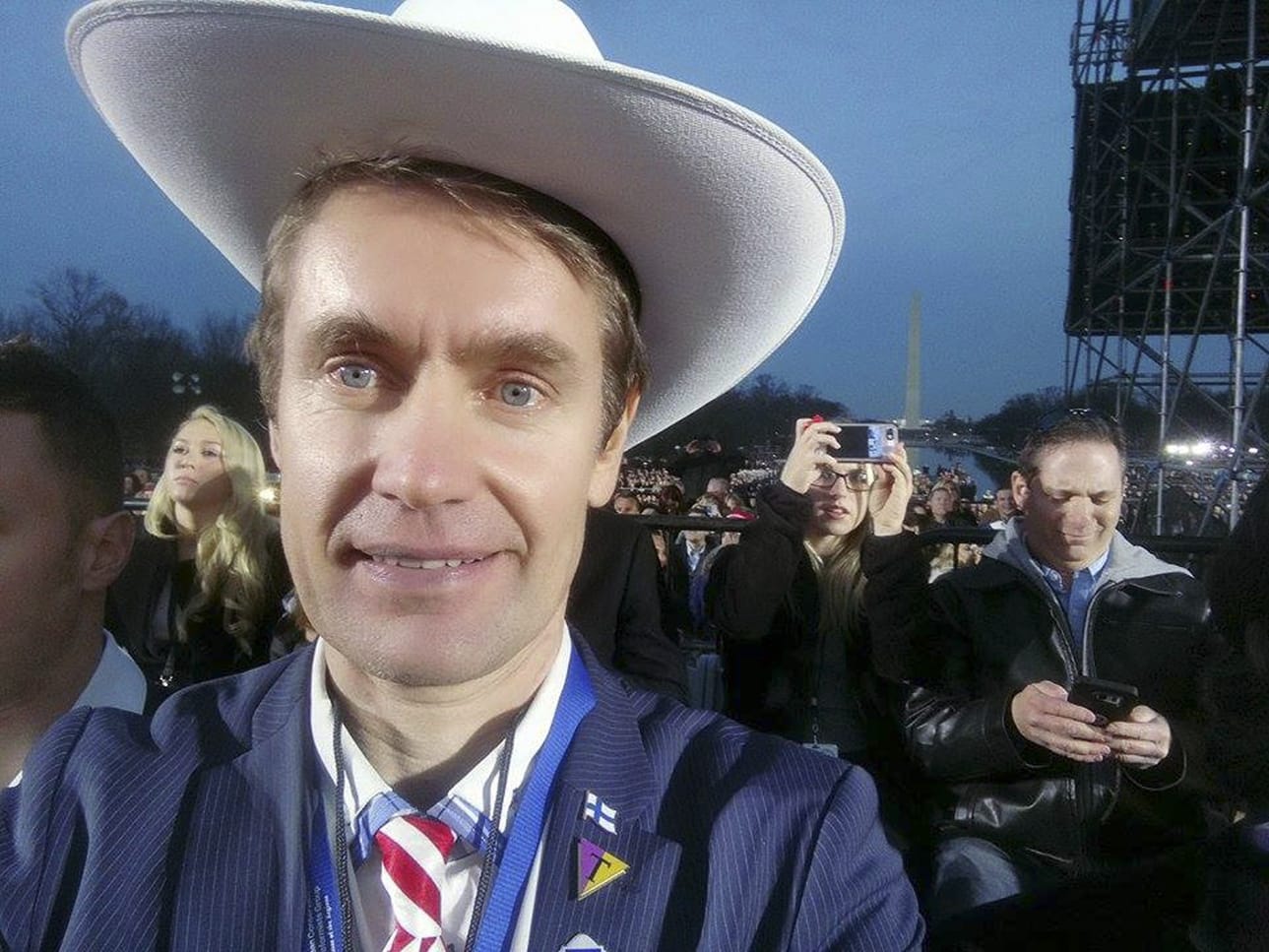 Ilpo Haalisto nauttii Donald Trumpin virkaanastujaisjuhlallisuuksista valkoisessa stetsonissa. Selfie on otettu juhlakonsertissa eilen, tänään hän on mukana virkaanastujaisissa.