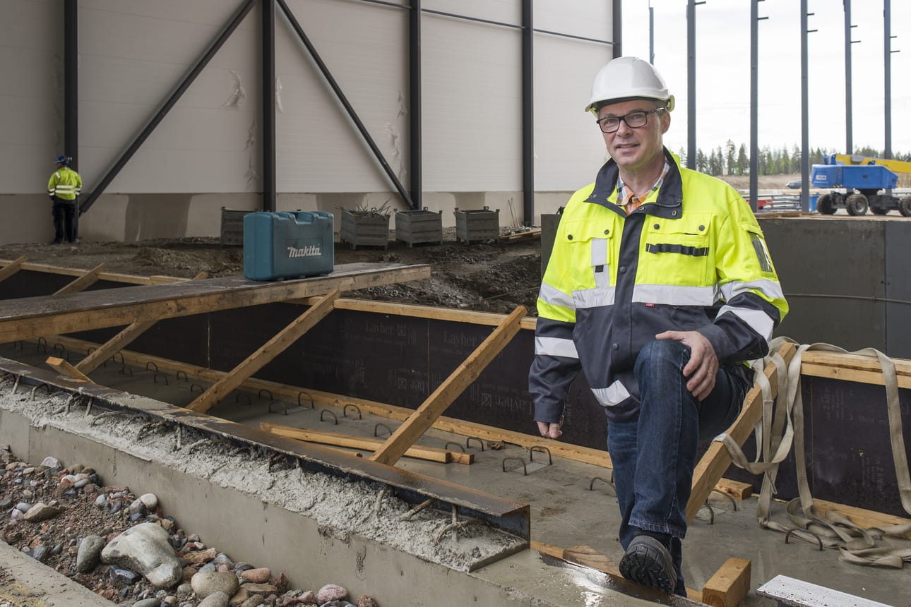 Pekka Tuovinen valmistumassa olevan olevan lajitteluhallin ja kuivaamon rakennustyömaalla. Hallista tulee 160 metriä pitkä ja 17 metriä korkea.