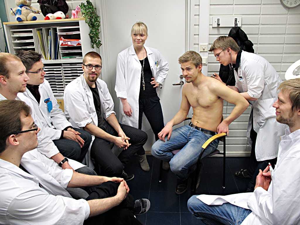 Eräs potilas säikähti, kun tähän Oysin pieneen tutkimustilaan ahtautui opettavan lääkärin lisäksi kuusi opiskelijaa. Nyt opiskelija Elias Vaattovaara kuuntelee opiskelija Janne Keräsen keuhkoja.