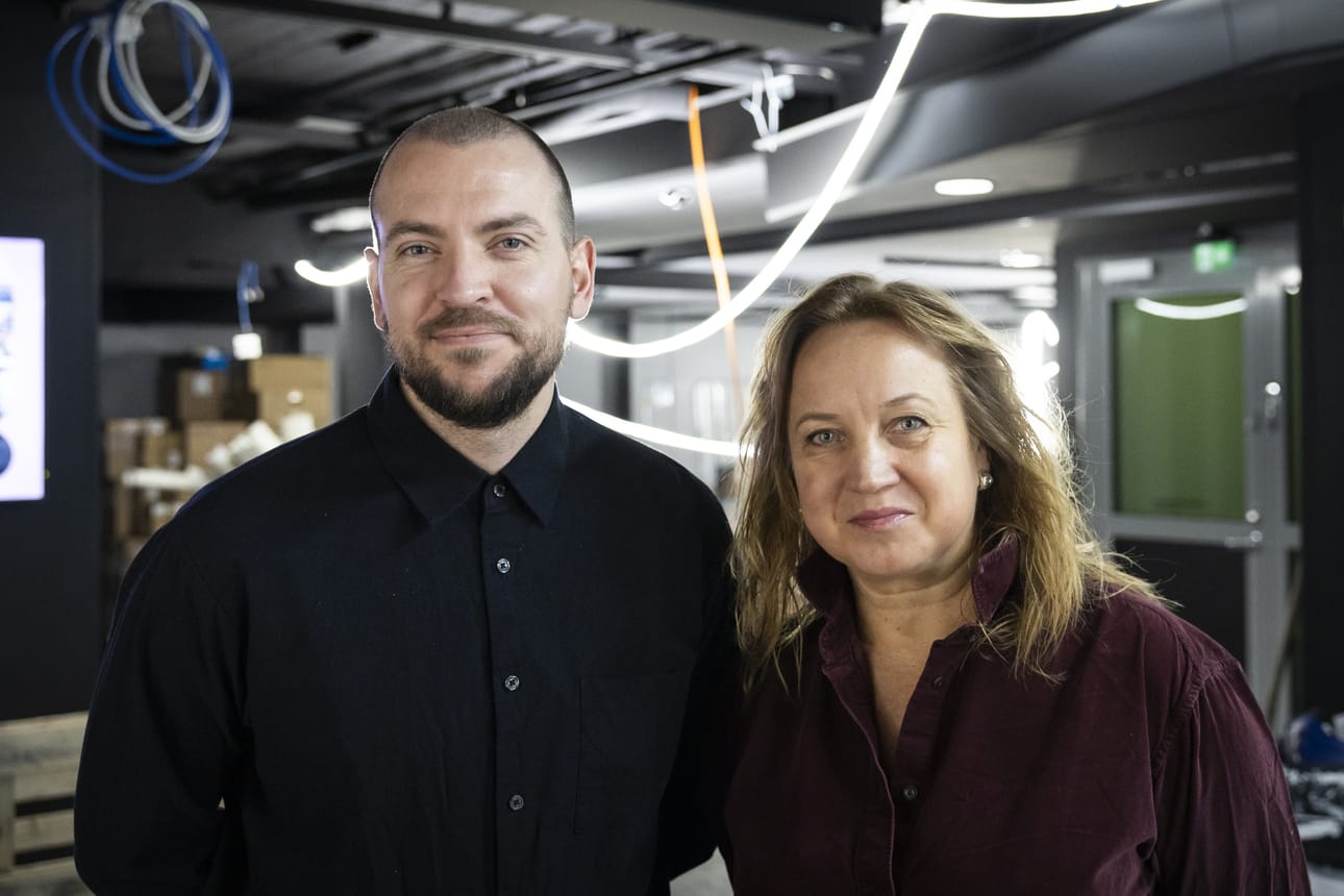 Kuraattori Jorven Viilik ja toimitusjohtaja Margit Aasmäe Fotografiska Tallinn -museosta vierailivat viime viikolla Oulussa katsomassa, miten Play-valokuvanäyttely rakentuu Pekurissa.