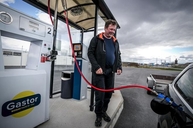 Stormossenin biologisen käsittelyn ja kaasunkäytön esimies Thomas Kalander on omistanut kaasuauton parisen vuotta. Hän oli pitkään yrityksen ainut kaasuauton ratissa matkaa taittava työntekijä. Sopiva menopeli löytyi kolme vuotta käytettynä Ruotsista. KUVA: PAULA KASKIMAA