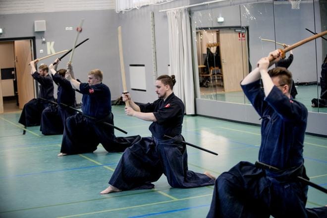 Japanilaisen miekankäytön oppeja toi seinäjokelaisille Suomen iaido-maajoukkueen valmentaja Paulus Artimo Leppävaaran budoseurasta. Kuvat: Jaakko Elenius