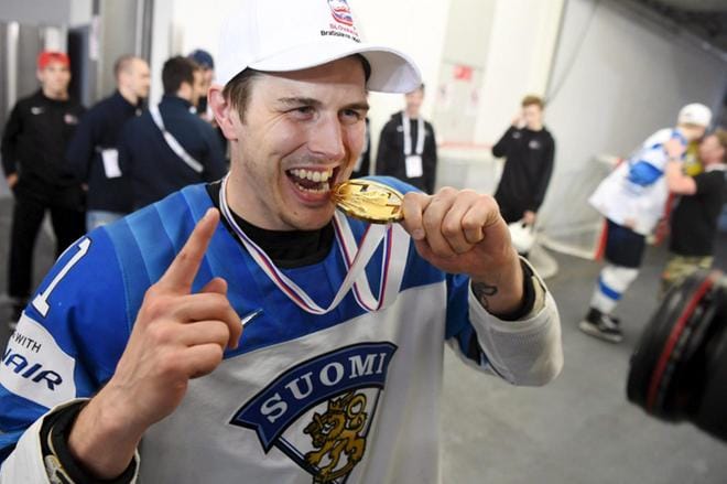Kristian Kuusela fiilisteli MM-kultamitalia pukuhuoneessa finaaliottelun jälkeen. Kuva Lehtikuva/Jussii Nukari