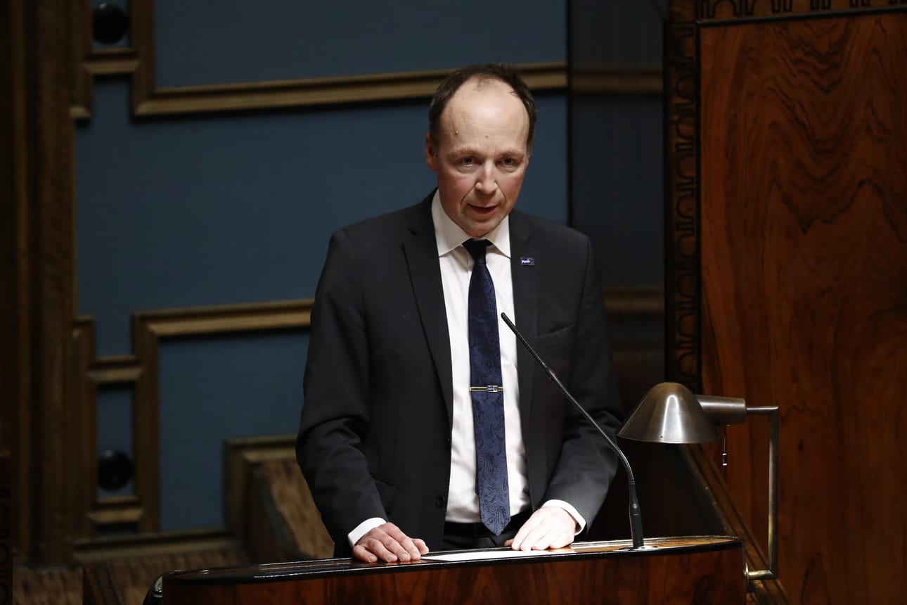 Perussuomalaisten puheenjohtaja Jussi Halla-aho esitti eduskunnan välikysymyskeskustelussa ulkoministeri Pekka Haavistolle tiistaina epäluottamusta.