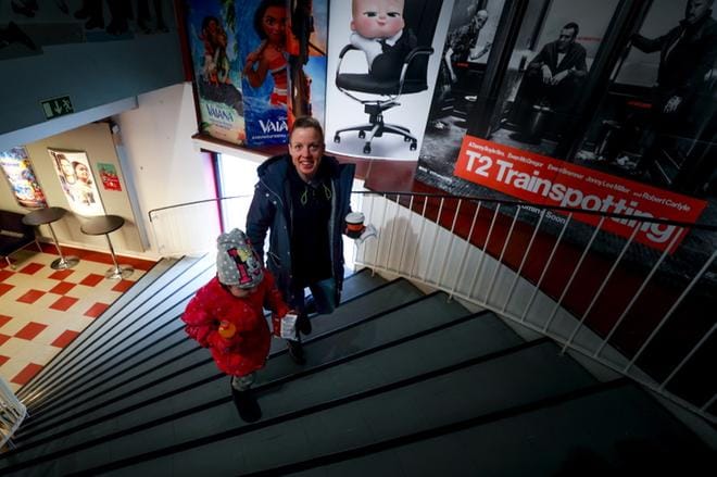 Minni ja Kaisu Pajunen kävivät tänään Bio Marilynissä katsomassa kolmannen Onneli ja Anneli -elokuvan. Kaisu Pajusen mielestä on hienoa saada kaupunkiin uusi elokuvateatteri, vaikka Bio Marilynin tutussa tunnelmassa onkin puolensa. – Tottuukohan sellaisessa isossa teatterissa edes käymään, Kaisu Pajunen miettii. KUVA: JAAKKO ELENIUS