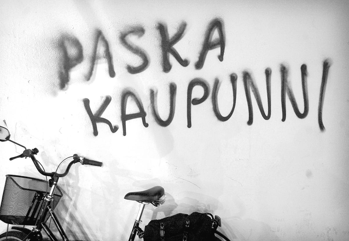 Jokainen oululainen tietää, missä Paska kaupunni -teksti sijaitsee. Arkistokuva.