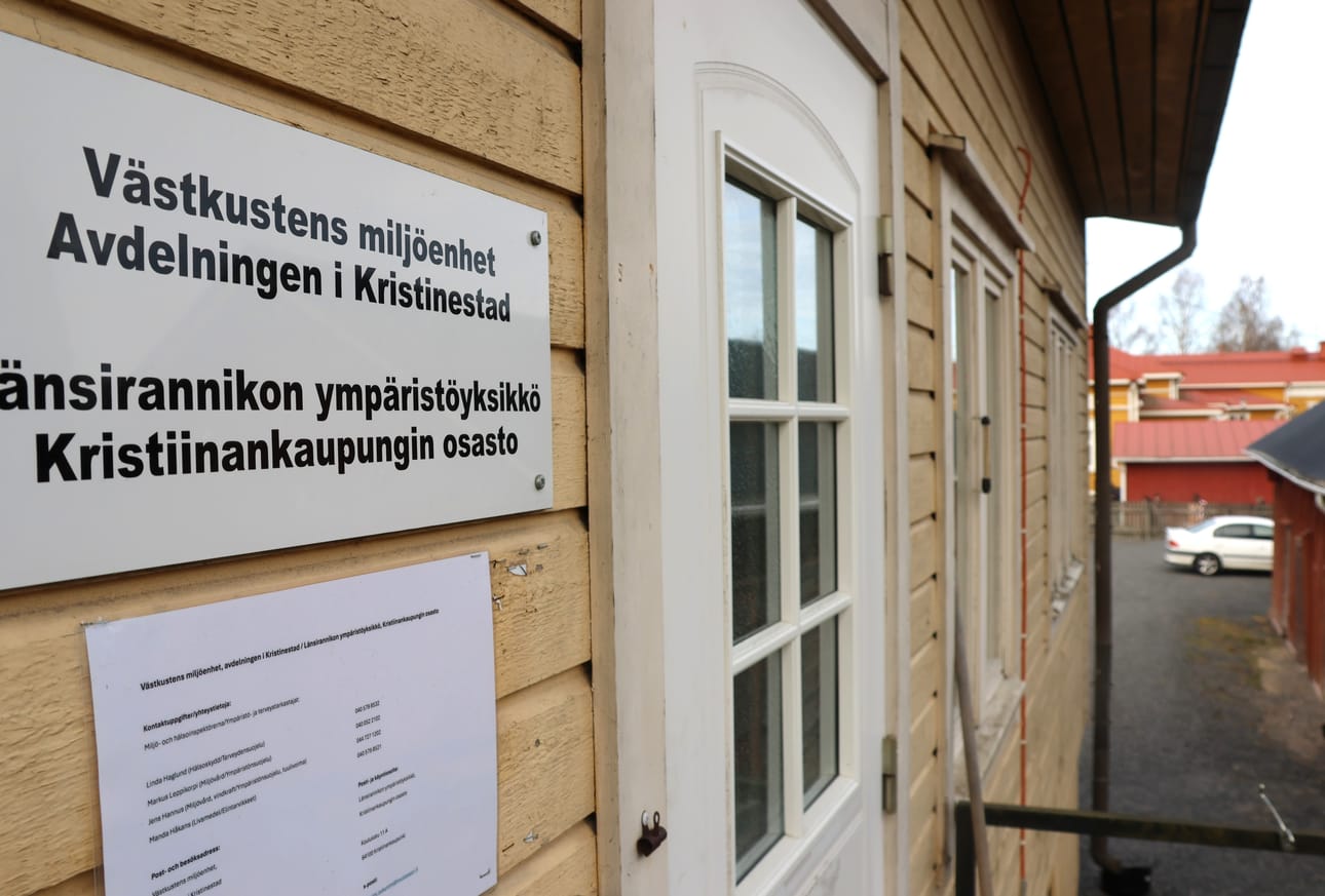 Valvontaeläinlääkäri tekee paljon kenttätyötä, mutta hänen työhuoneensa sijaitsee Kristiinan keskustassa.