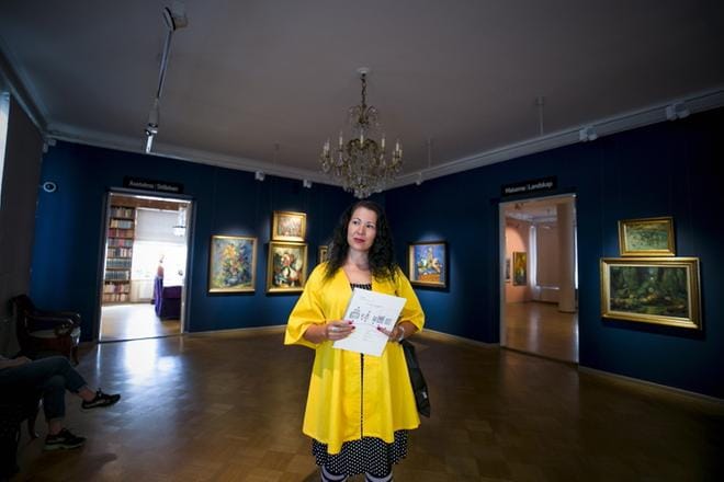 Museoseikkailija Minna Liminka vieraili Vaasassa niin perinteisen taiteen Tikanojalla kuin nykytaiteen Kuntsissa. Mukavaa saada molemmat puolet haltuun, hän totesi. KUVAT:PAULA KASKIMAA